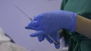 Seringă în mâinile unui medic